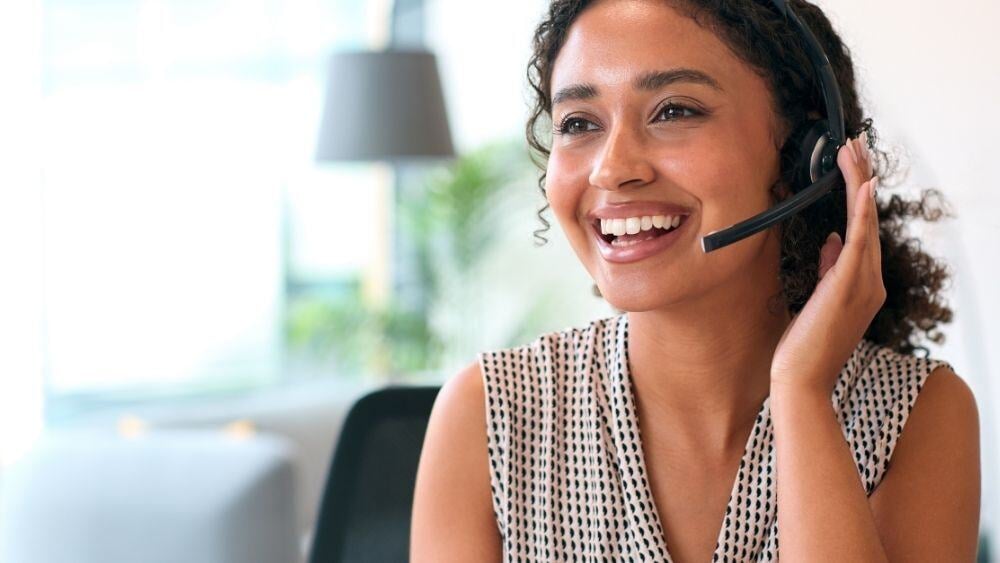 Intelligent agent brightly answers call from a customer